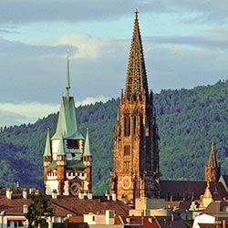 Freiburg im Breisgau mit dem Münster und dem Martinstor