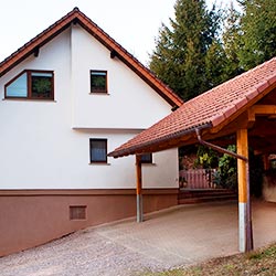 Carport hinter dem Haus