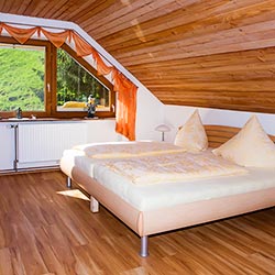 Schlafzimmer mit Doppelbett und Einzelbett