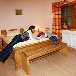 Schlafzimmer mit Doppelbett und Zugang zum Balkon